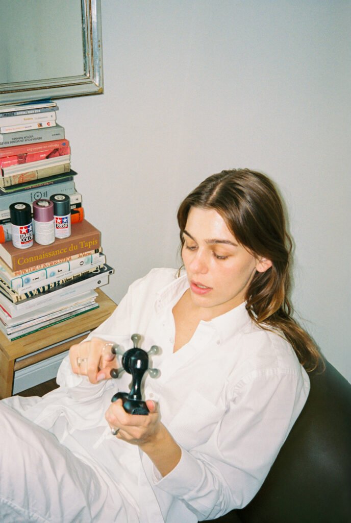 girl looking at spinning thing